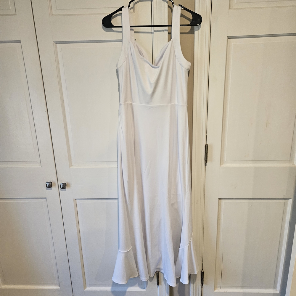 Elegant White Sleeveless Dress - Picture 2 of 2